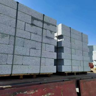 新乡 路沿石装车出货