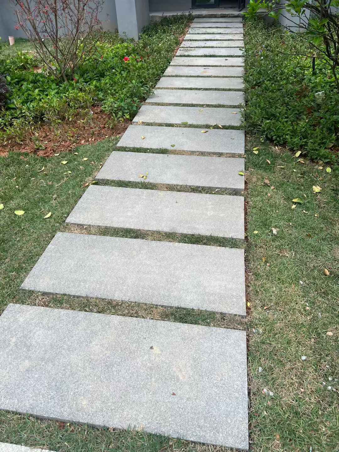 新乡 芝麻黑小区踏步、汀步石铺装效果