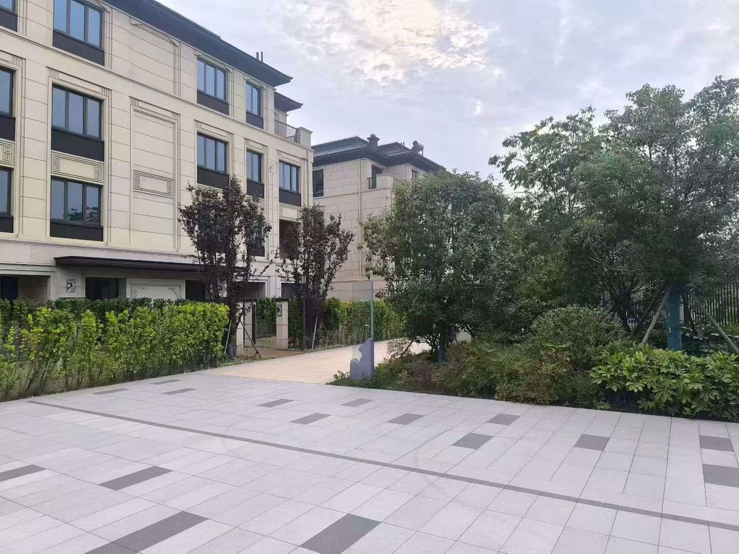 新乡 芝麻白与芝麻白搭配铺装，尺寸1200*600