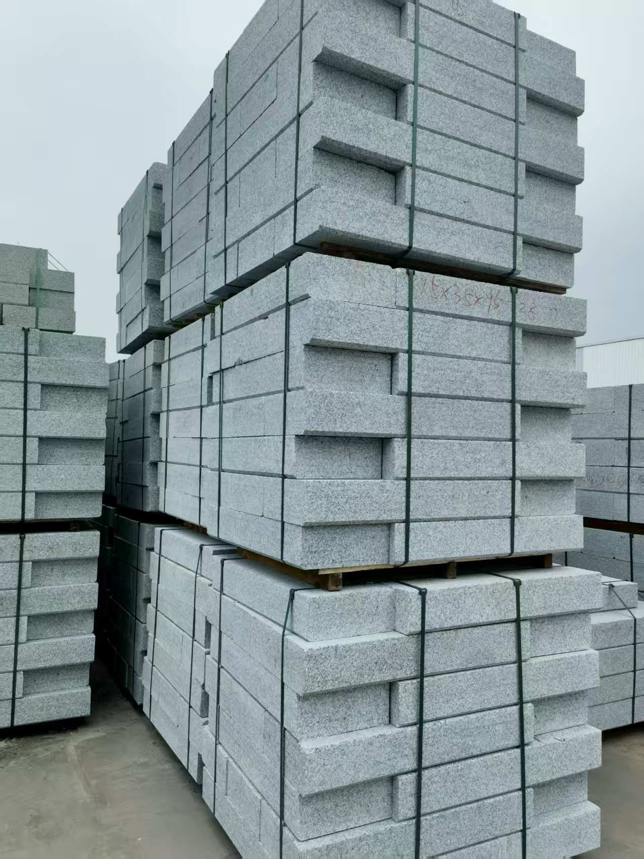 新乡 路沿石，板板正正的路沿石