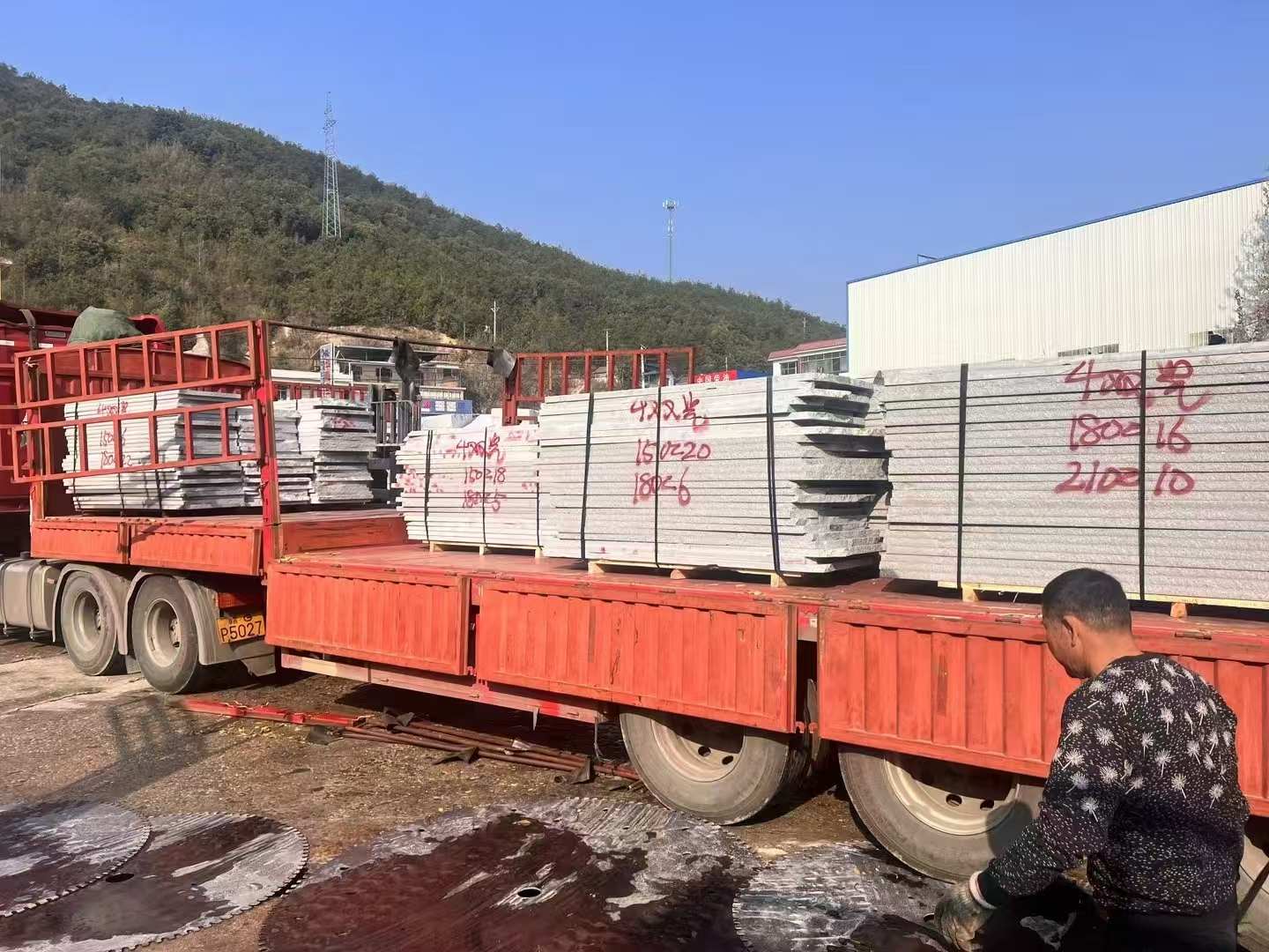 新乡 芝麻灰花岗岩光面毛板出货日常