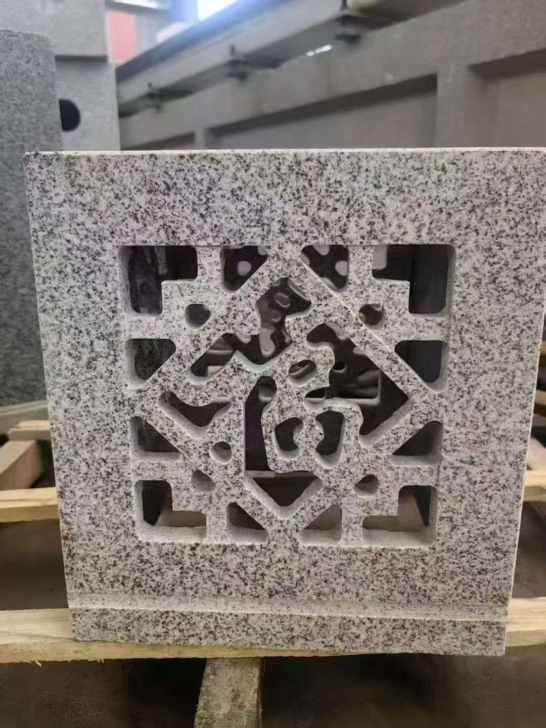 新乡 芝麻白花岗岩镂空雕花灯笼